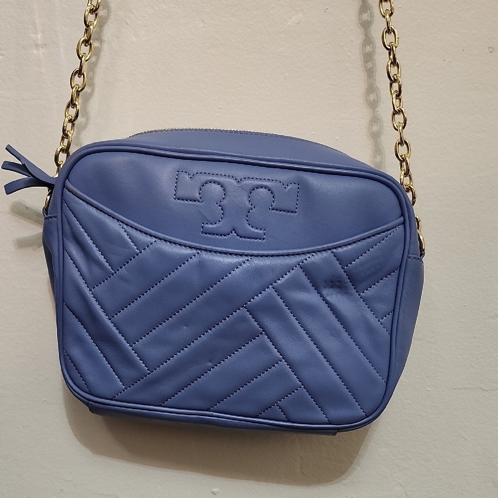 Tory Burch Quilted Crossbody Bag in Periwinkle Blue with Gold Chain - Picture 2 of 15